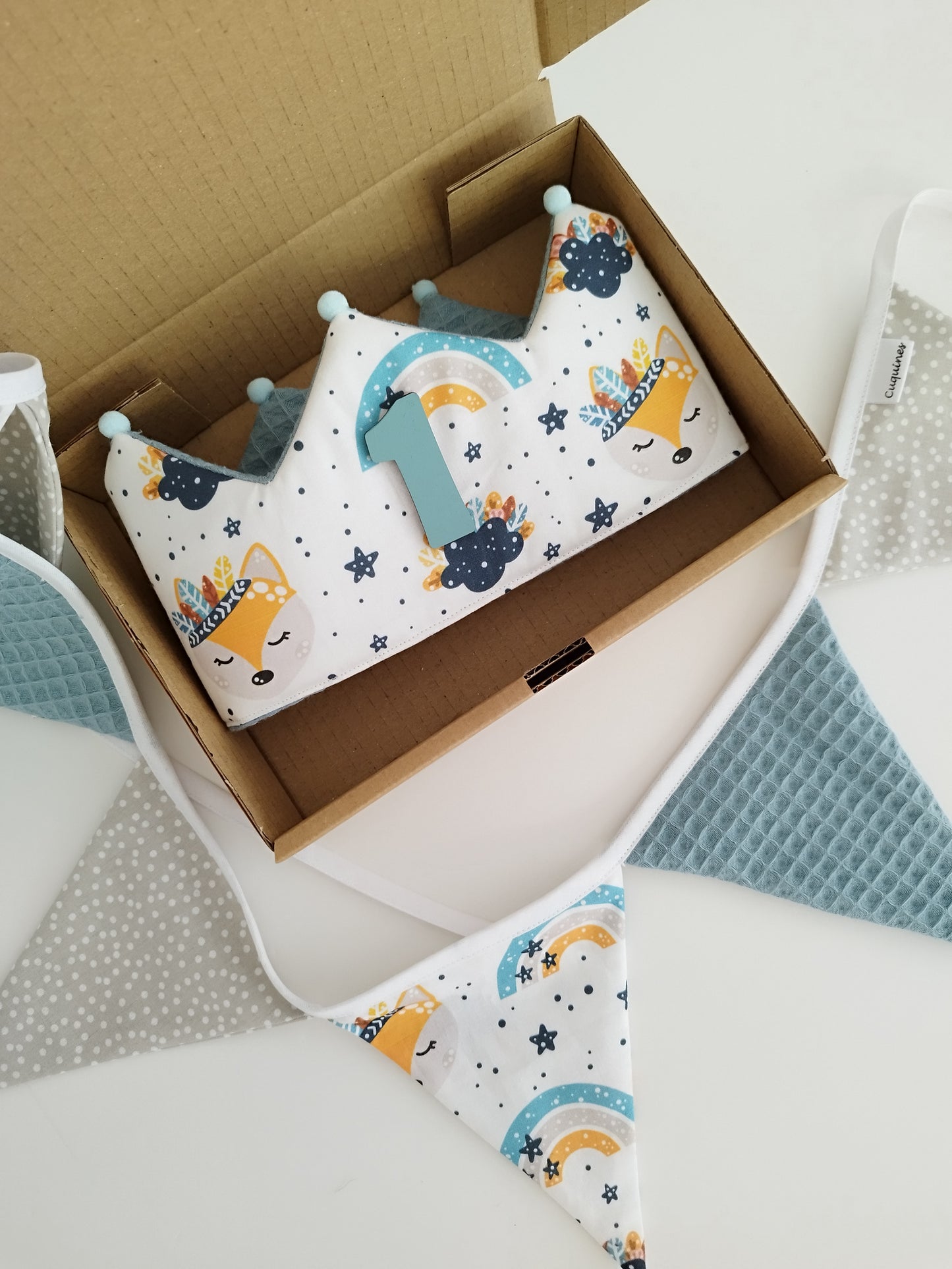 Conjunto Cumpleaños : Banderola+ Corona+ Números de Madera Fox arcoíris